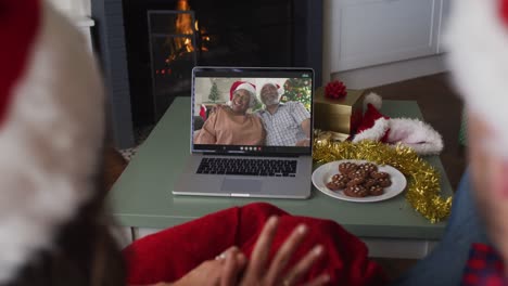 Pareja-Caucásica-En-Videollamada-Con-Amigos-Mayores-En-Navidad