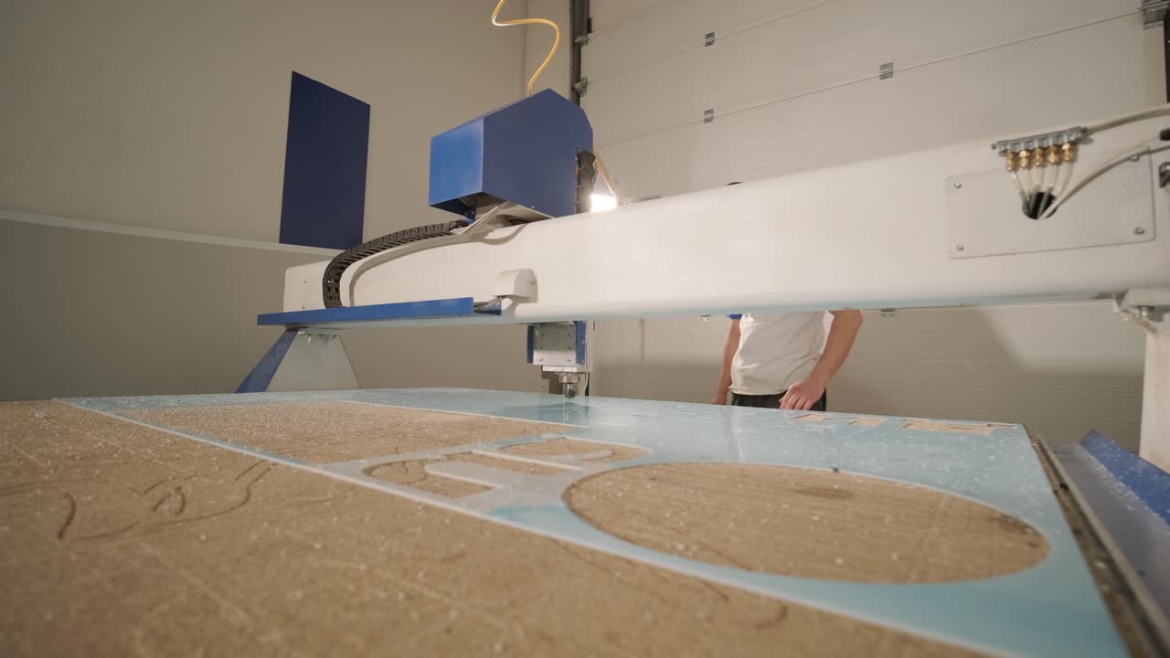 cnc 절단 기계 작업, 아크릴 플라스틱 시트를 절단, 광고 표지판의 생산