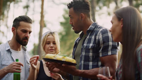grupo multirracial degustando verduras afuera. amigos comiendo frijoles franceses