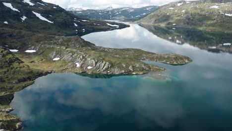 una vista de pájaro de los innumerables lagos de la cordillera de strynfjellet en noruega