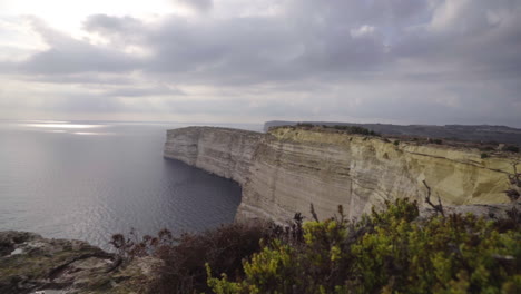 Verbrannte-Trockene-Geländeflora-Der-Klippen-Von-Dingli-Malta