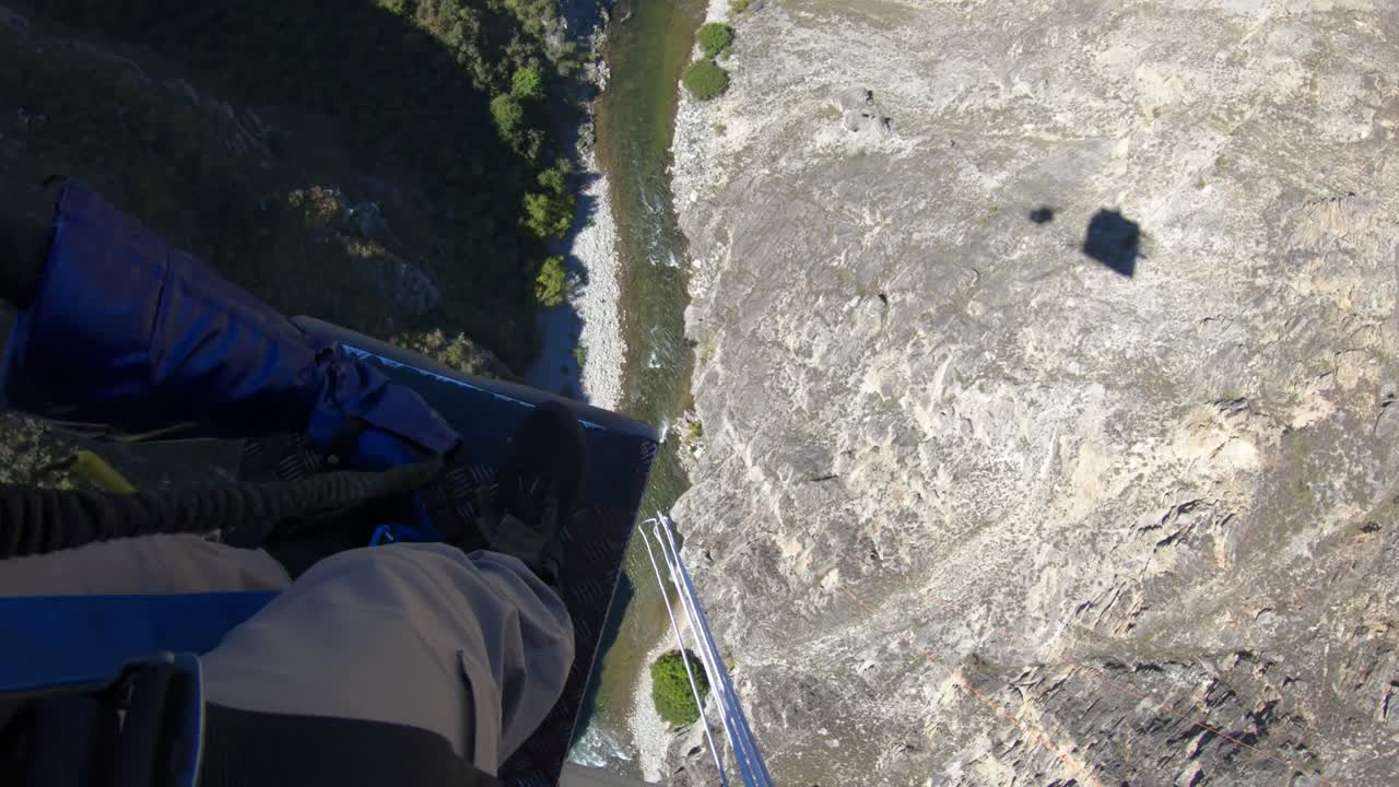 caminando hasta el borde del salto en bungy de nevis en queenstown, nueva zelanda