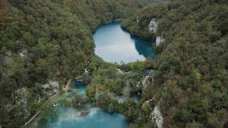 Río-Turquesa-En-El-Cañón-Rocoso-Boscoso-De-Plitvice,-Croacia,-Paso-Elevado