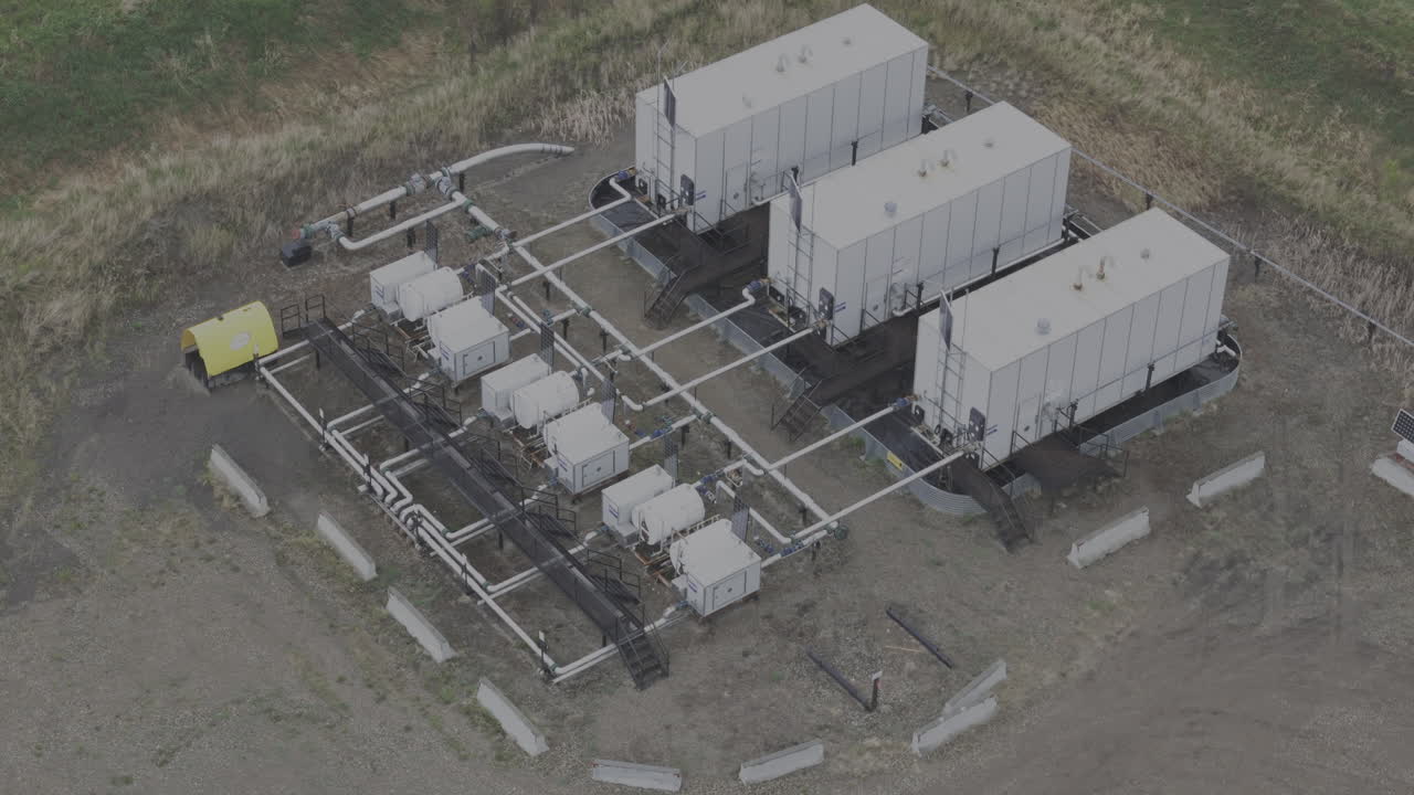 imágenes de drones aéreos que destacan una estación de bombeo crítica a lo largo de la red de oleoductos en el norte de columbia británica.