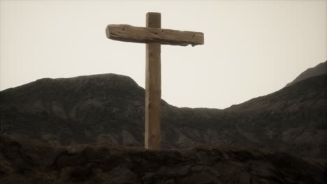 cruz de crucifijo de madera en la montaña