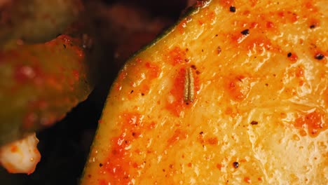 primer plano macro pan de verduras a la parrilla, incluyendo calabacín, pimiento verde sazonado con romero, pimentón y aceite de oliva