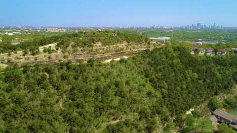 Drohnenaufnahmen,-Die-Langsam-Von-Links-Nach-Rechts-Im-Covert-Park-Am-Mount-Bonnell-Schwenken,-Mit-Der-Stadt-Austin,-Texas-Im-Hintergrund