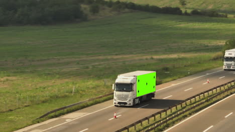 camión blanco en la autopista con remolque de pantalla verde