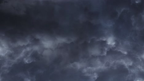Gewitter,-Dunkle-Bedrohliche-Gewitterwolken-4k