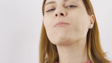retrato en primer plano de una mujer comiendo bolas de chocolate.