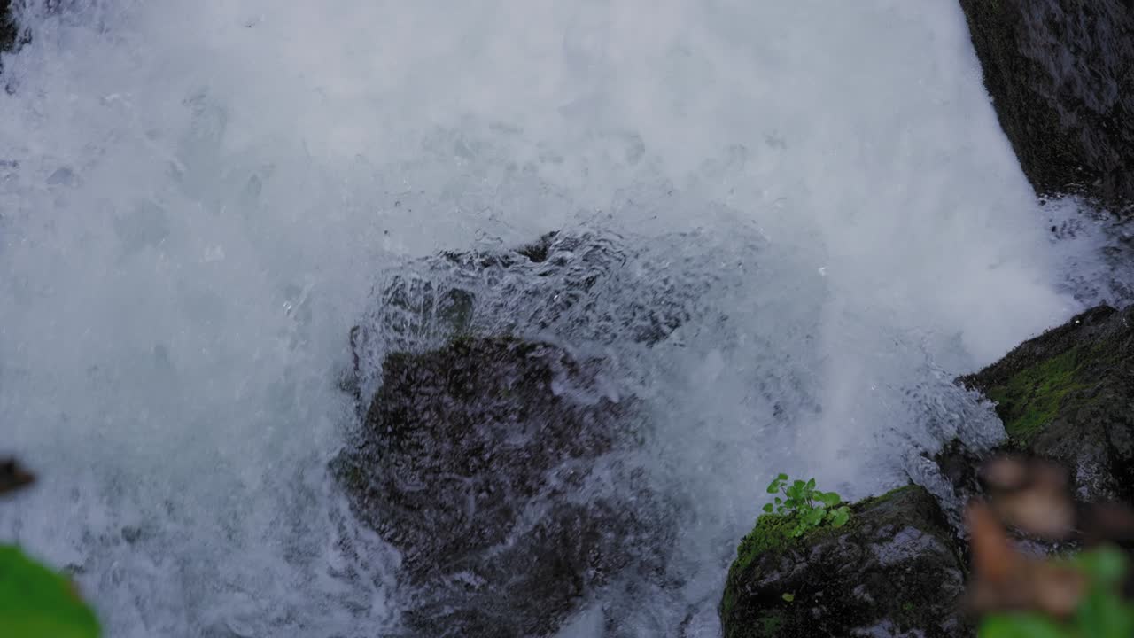 바위 가장자리 에서 떨어지는 폭포