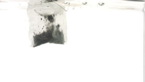 sumergir la bolsa de té en agua caliente y hirviendo