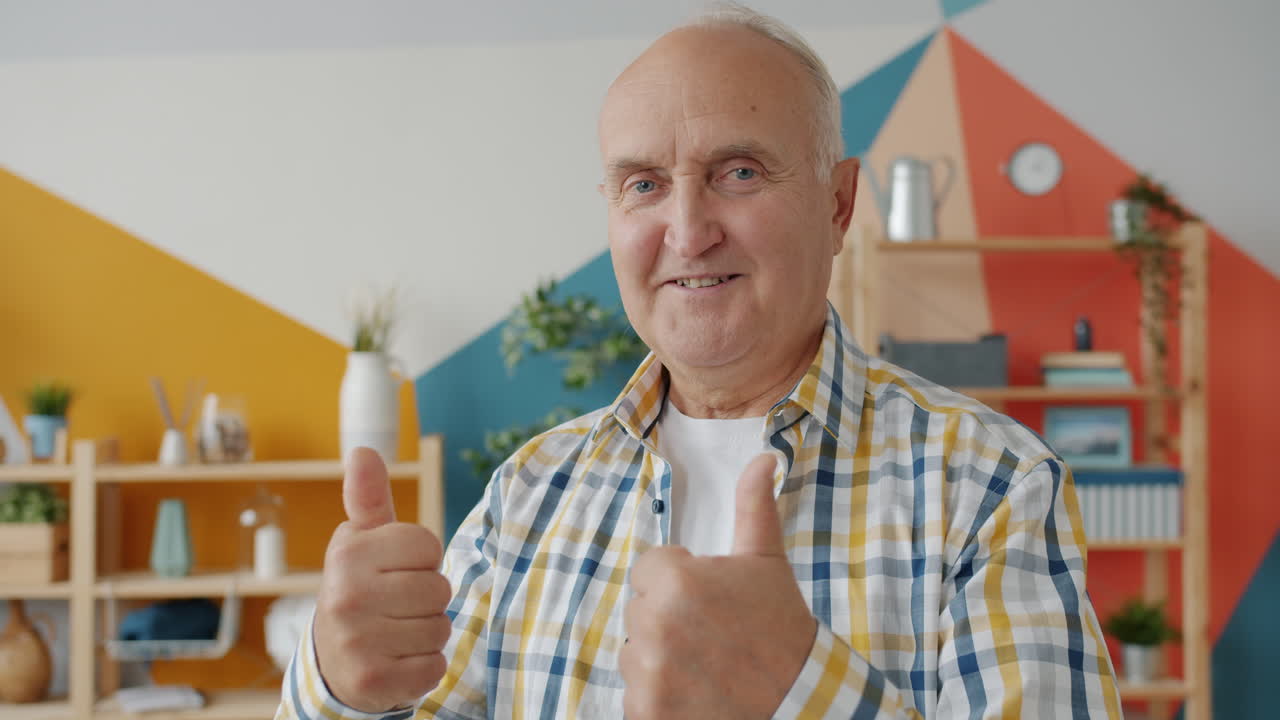 hombre mayor sonriente dando un pulgar hacia arriba