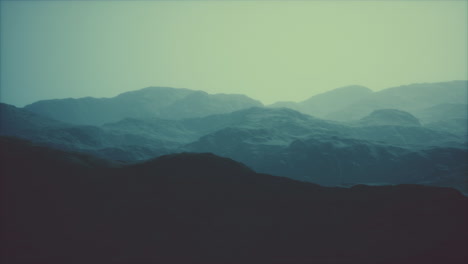 rocas y montañas en la niebla profunda