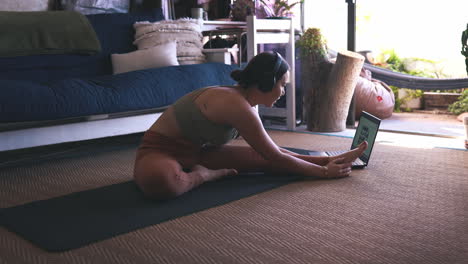 no tienes que salir de casa para unirte a una clase de yoga.