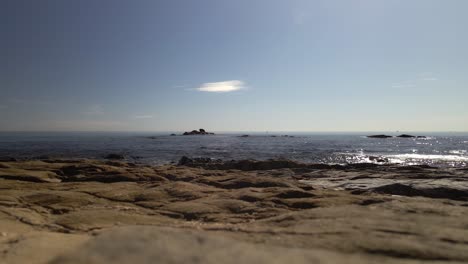 vista de marco fijo bajo de la costa durante un día despejado