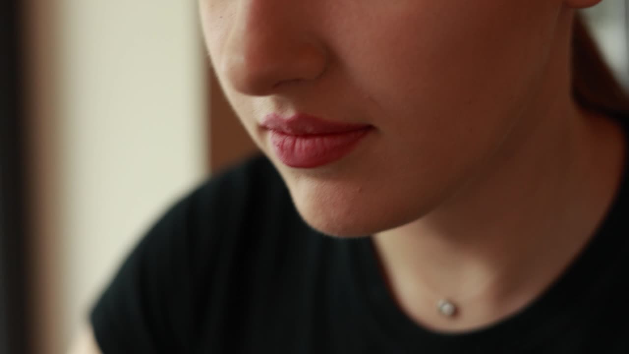 persona comiendo una hamburguesa