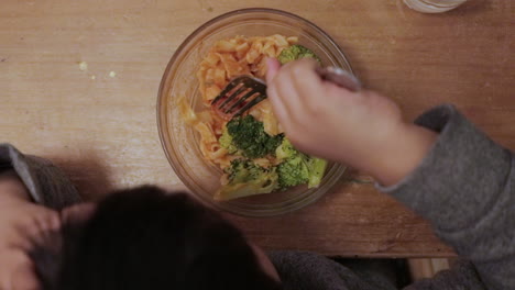 niño pequeño, niño comiendo comida casera, fotografía cenital