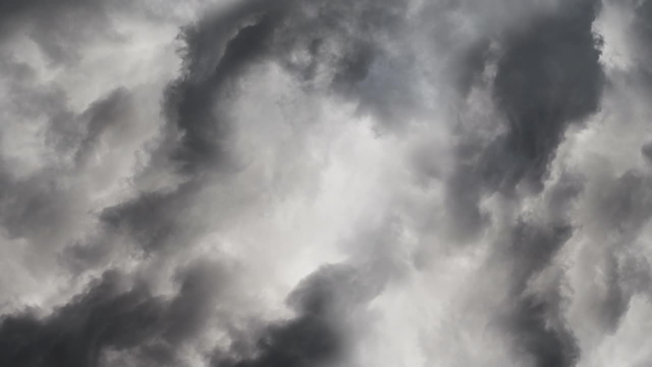 vista de tormentas eléctricas y nubes oscuras 4k