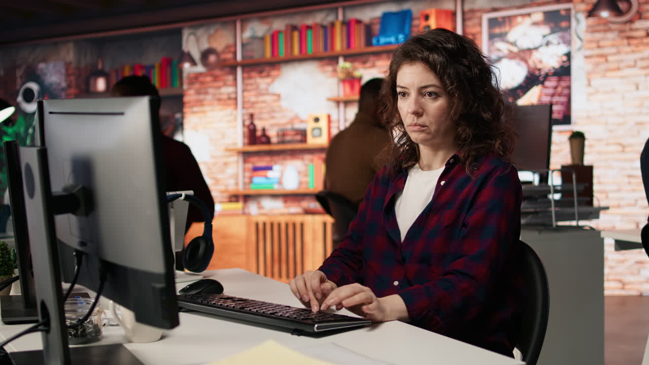 mujer que utiliza una computadora en una oficina de puesta en marcha para diseñar e implementar algoritmos
