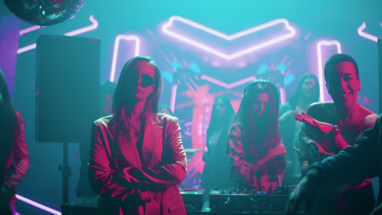 donna in un club di notte