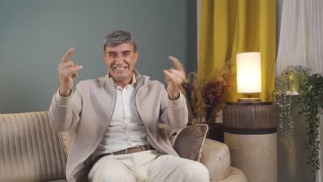 un anciano haciendo señas de rocker y bailando.