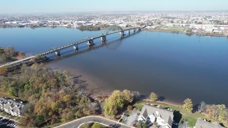 disparo de dron desde el lado de jersey del puente tacony-palmyra