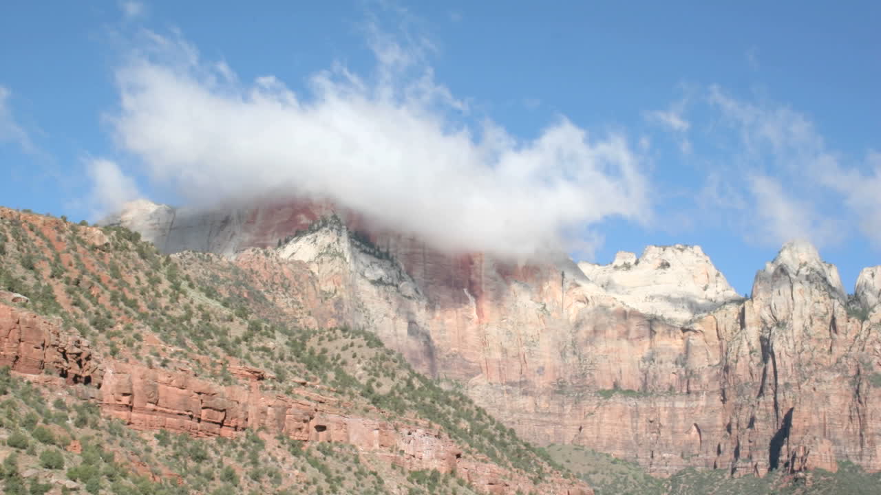 자이언 국립공원의 산 정상에 구름이 형성되는 타임랩스 샷