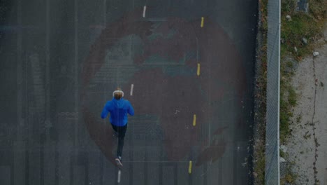 Animación-Del-Procesamiento-De-Datos-Financieros-Sobre-Un-Hombre-Corriendo-En-La-Calle