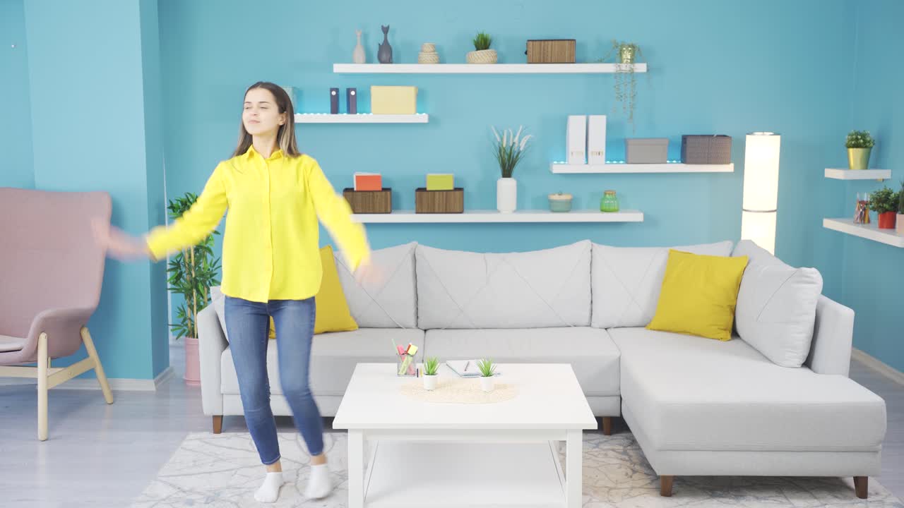 우스 ⁇ 스러운 어리석은 젊은 소녀가 테이블에 발을 때린다.