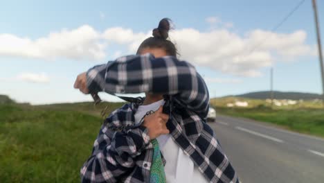 mujer tosendo al lado de la carretera
