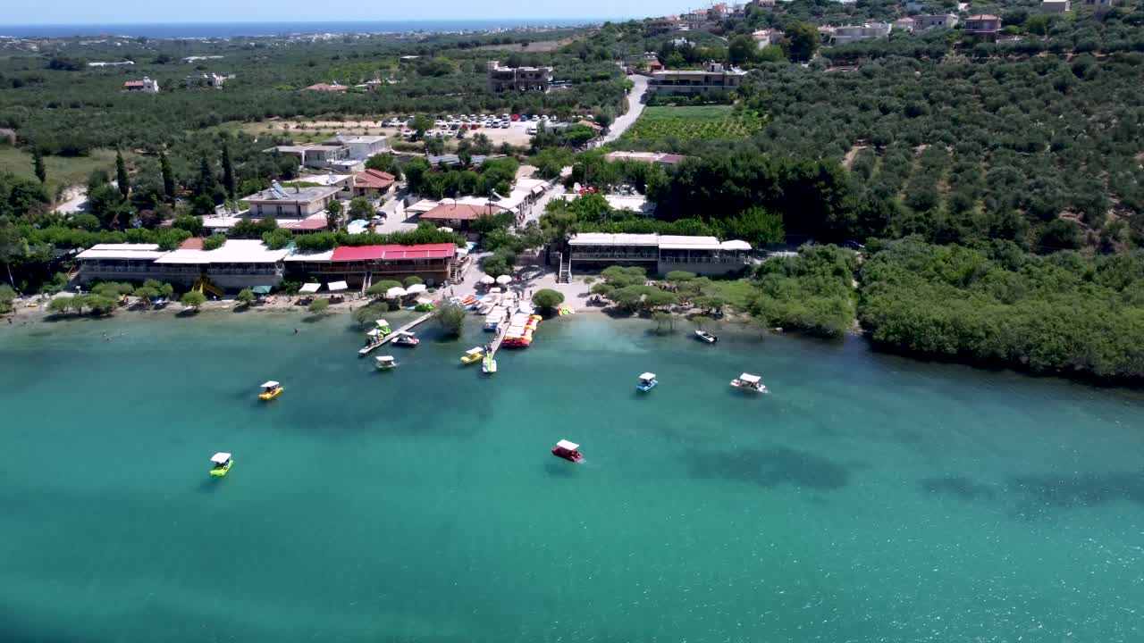 hermoso lago kournas en creta con botes en el agua turquesa
