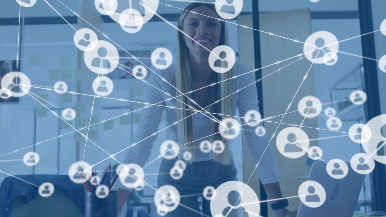 Donna che usa il portatile, avvia una sovrapposizione di rete che collega i nodi e nasconde un collega per motivi di lavoro.