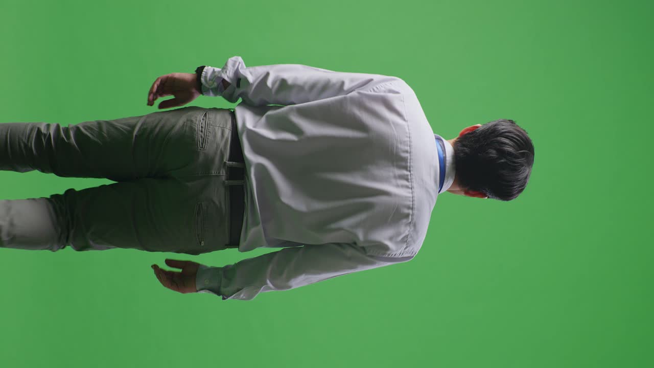 Homem com traje de negócios em frente à tela verde