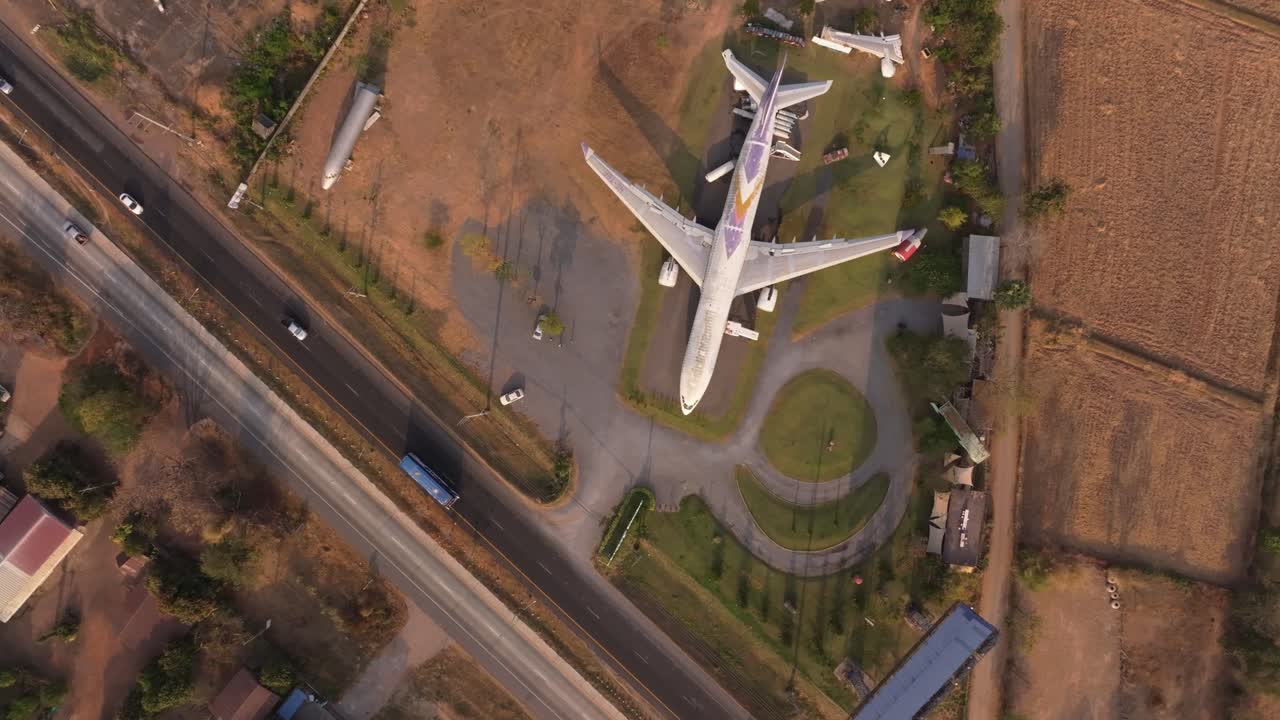 Tráfego urbano passa por avião esquecido na Tailândia