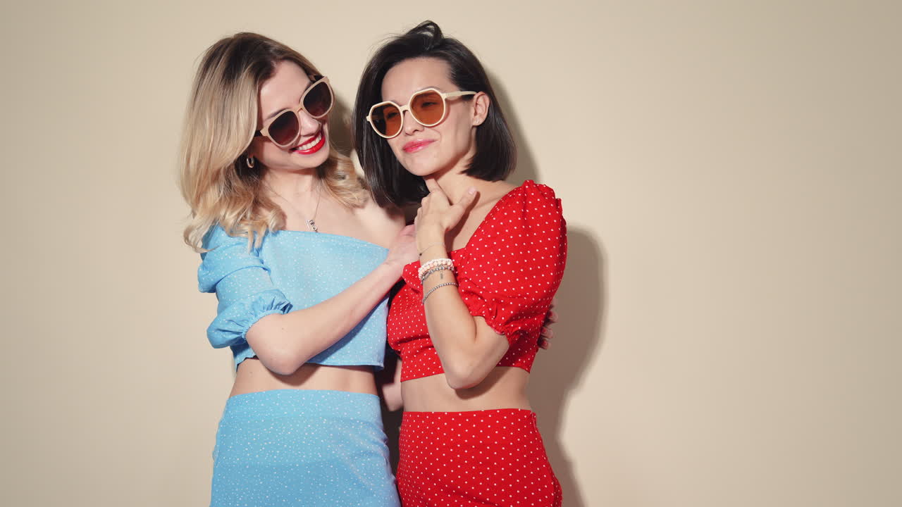 dos mujeres en moda de verano