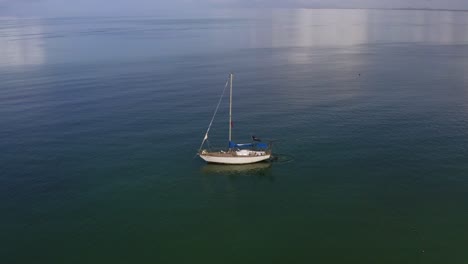 Vistas-Aéreas-Del-Barco-Sobre-El-Agua-En-La-Isla-Coche-En-Venezuela-4k-Por-Drone