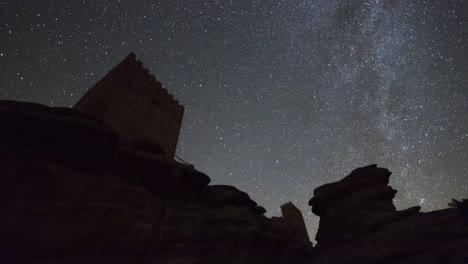 castillo en el acantilado por la noche