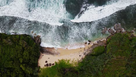 Tiro-De-Drone-Estático-De-Playa-De-Arena-Blanca-Con-Gran-Ola-De-Mar