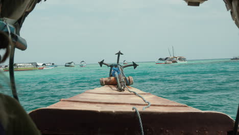 un barco en un bullicioso mar tropical