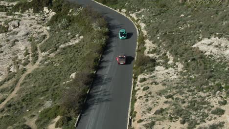 Coches-Conduciendo-Lentamente-Por-La-Carretera-En-Un-Clima-Cálido-Y-Soleado---Toma-Aérea