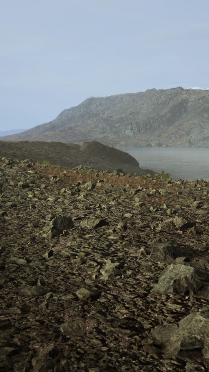 живописный вид на скалистое горное озеро