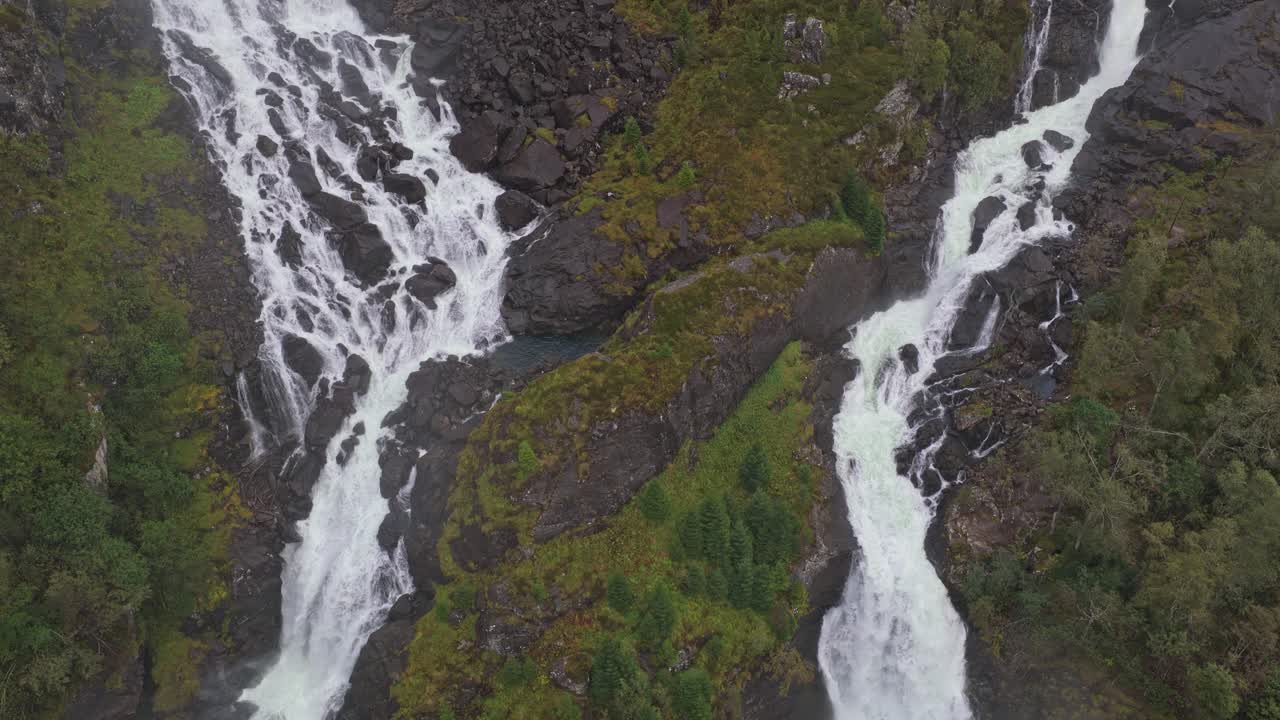 Ripresa panoramica con drone di Latefossen in una aspra regione montuosa norvegese