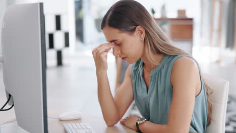 mujer de negocios, dolor de cabeza y estrés en la computadora