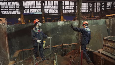 metal casting workers in foundry