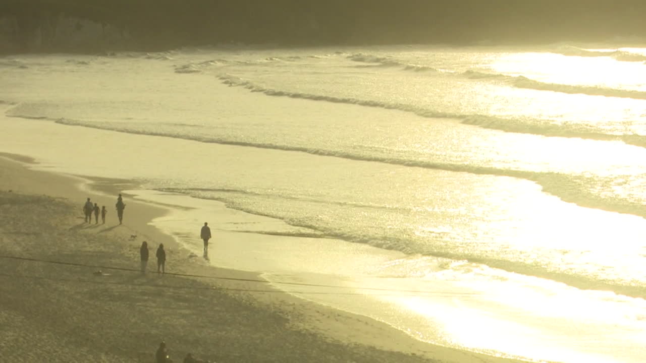 골든 아워 해변 장면