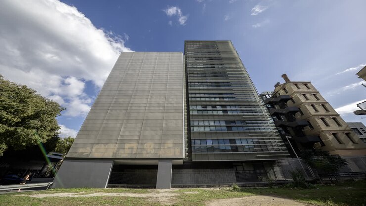 Timelapse di una torre di uffici a Barcellona con nuvole di passaggio