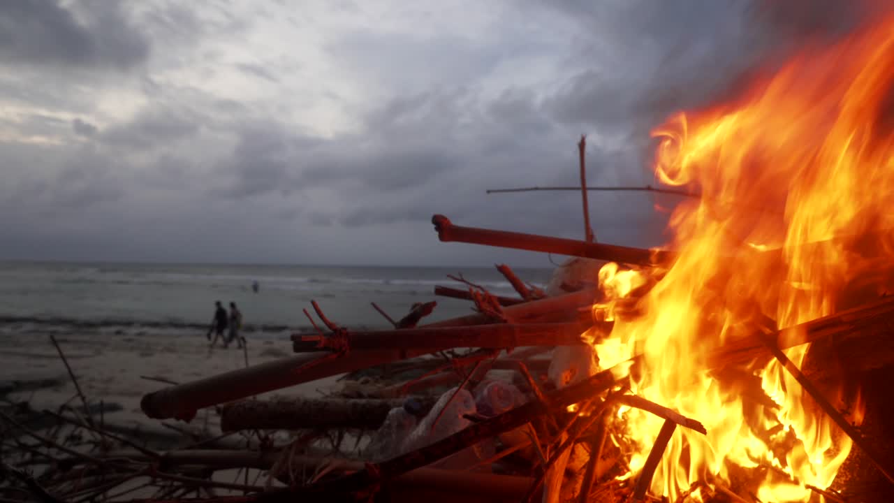 여름 저녁 해변에서 타오르는 모닥불