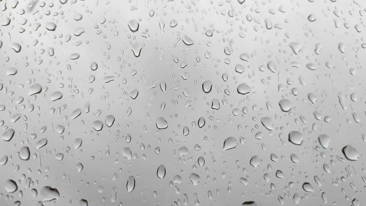 비가 내린 후 창문 유리 위에 자연스러운 물방울. 창문 위에 물 방울. 비가 오는 분위기 개념.