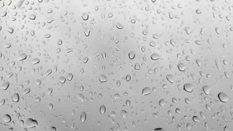 gotas naturales de agua en el vidrio de la ventana después de la lluvia. gotas de agua en la ventana. concepto de estado de ánimo lluvioso.